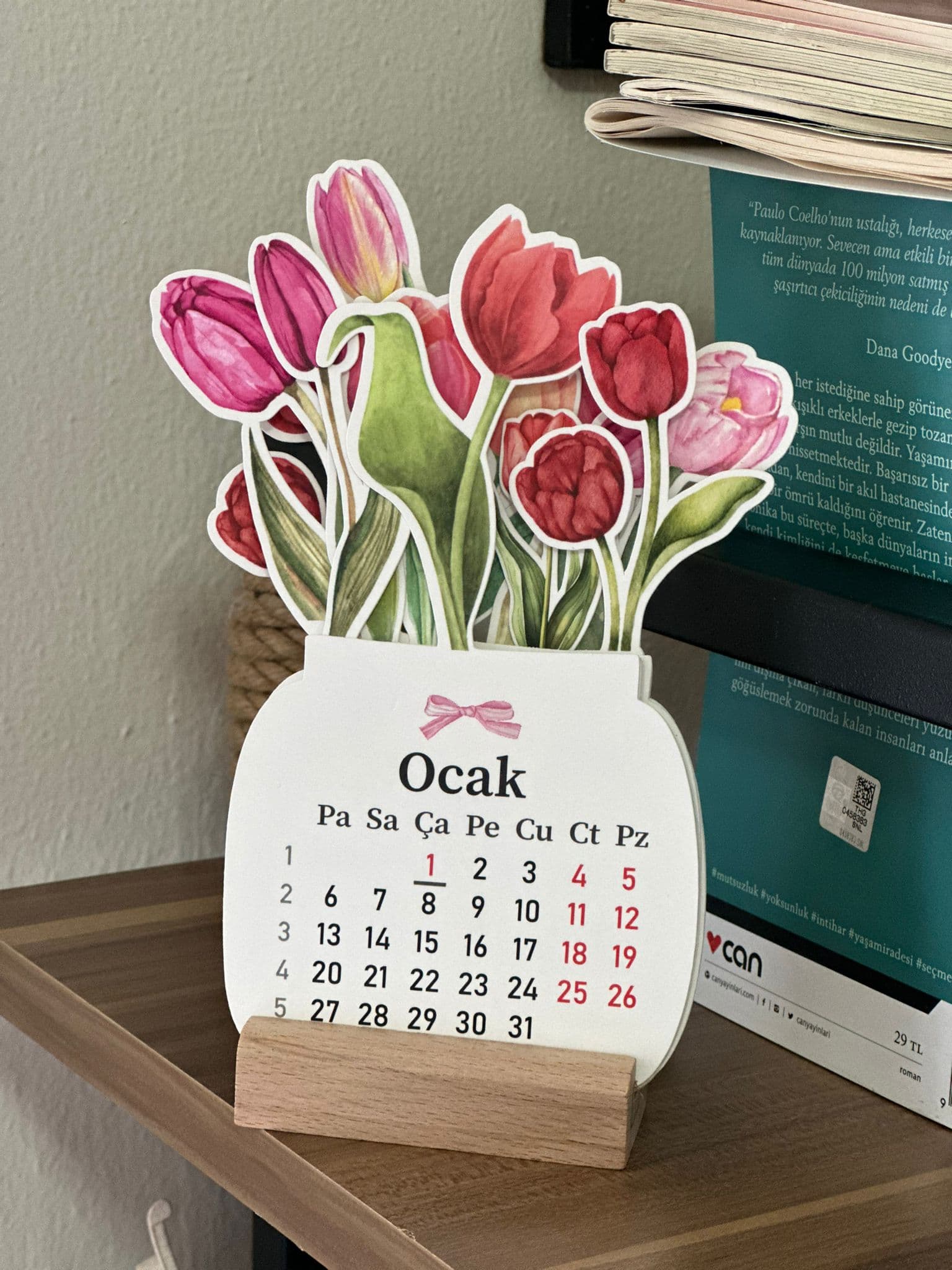 2026 Ahşap Ayaklı Çiçekli Mini Özel Tasarım, Masaüstü Takvim, Lale Çiçek Buketi - Yeni Yıl
