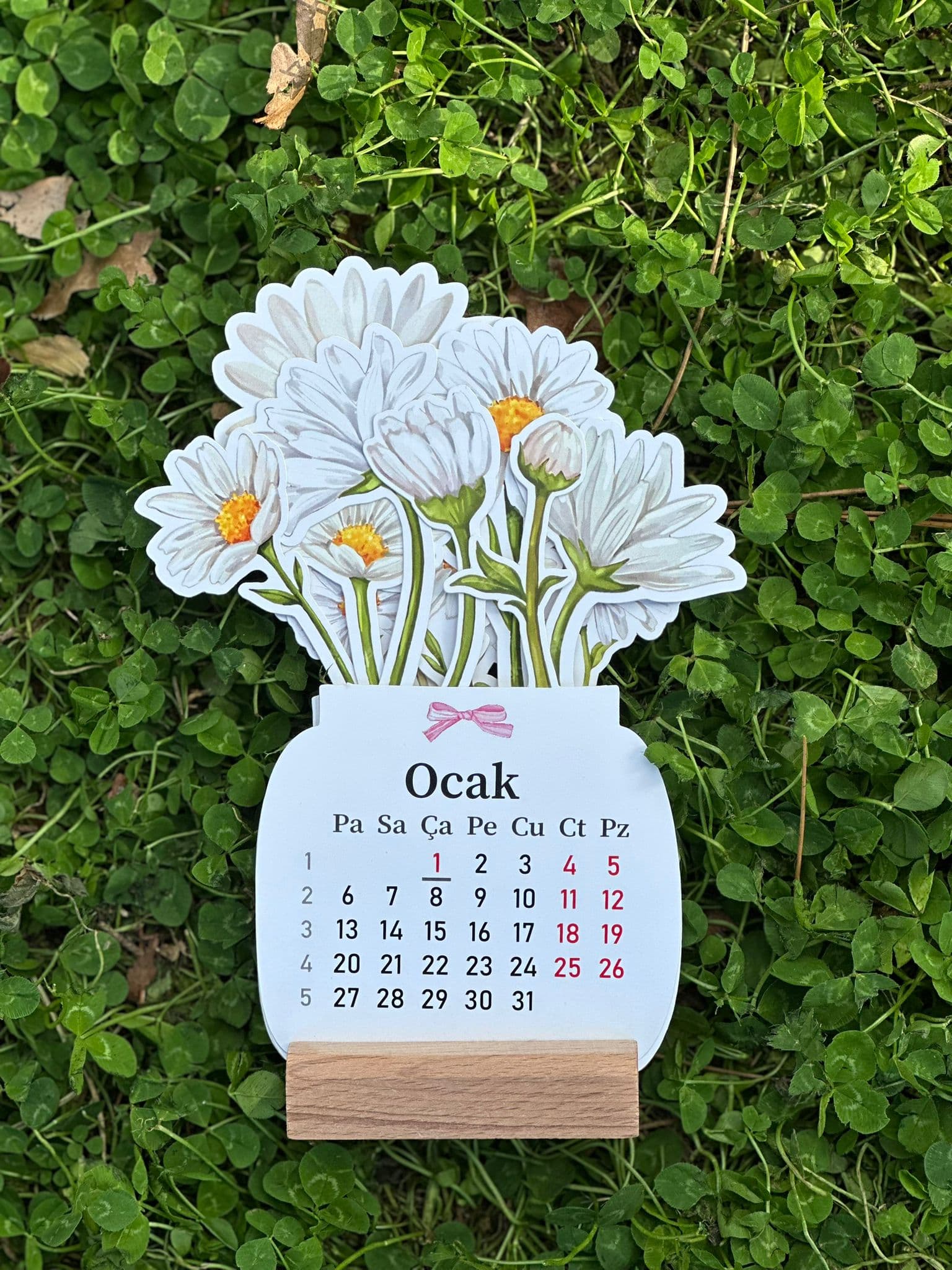  2026 Ahşap Ayaklı Çiçekli Mini Özel Tasarım, Masaüstü Takvim, Papatyalı Çiçek Buketi - Yeni Yıl